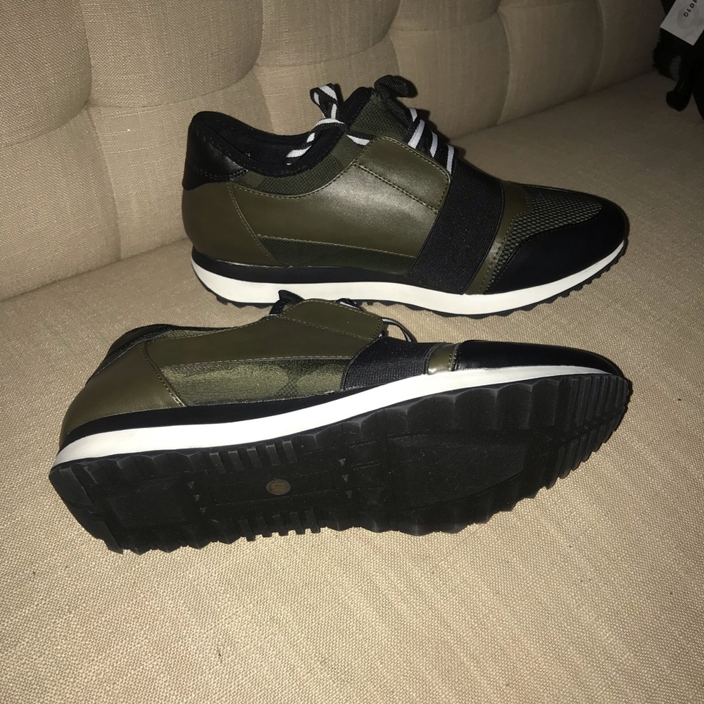 Brand new Steve Madden sneakers.